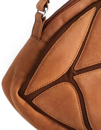 Daun Vintage Shine Leather Cognac On Brown Canvas